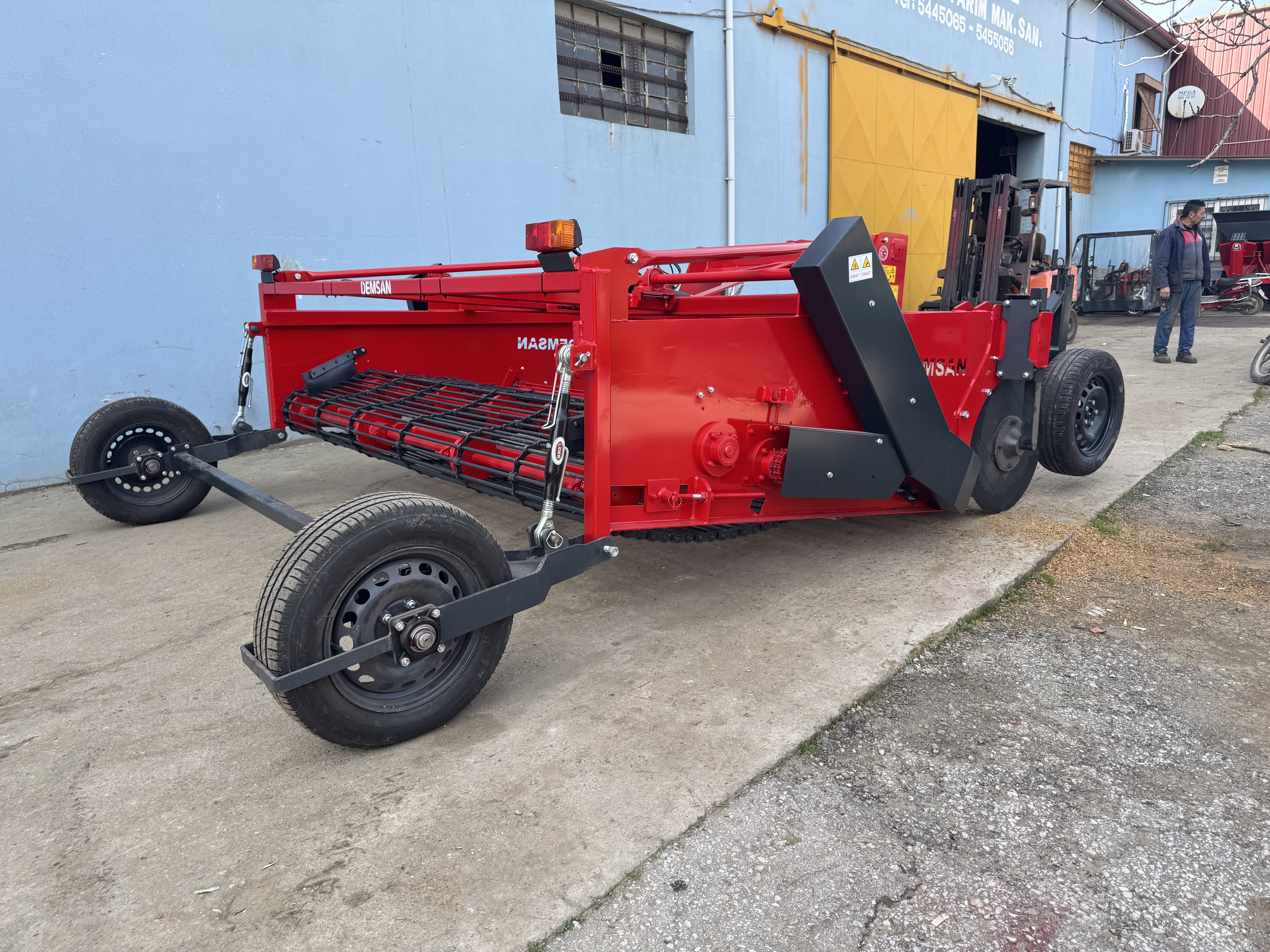 PS4 Dört Sıralı Merdaneli Paletli Patates Söküm Makinası